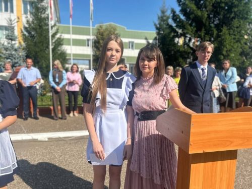 Торжественная линейка открыла новый учебный год в первой школе поселка