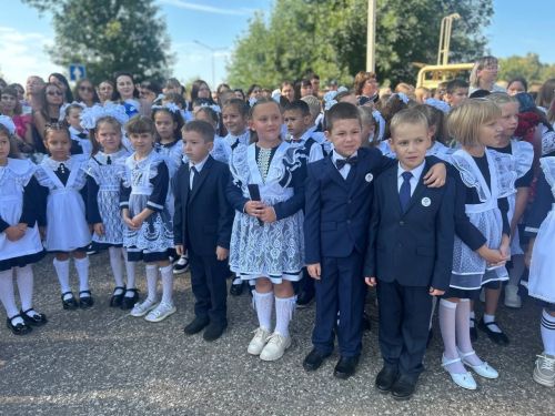 Торжественная линейка открыла новый учебный год в первой школе поселка
