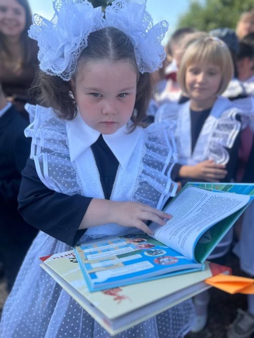 Торжественная линейка открыла новый учебный год в первой школе поселка
