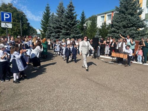 Торжественная линейка открыла новый учебный год в первой школе поселка