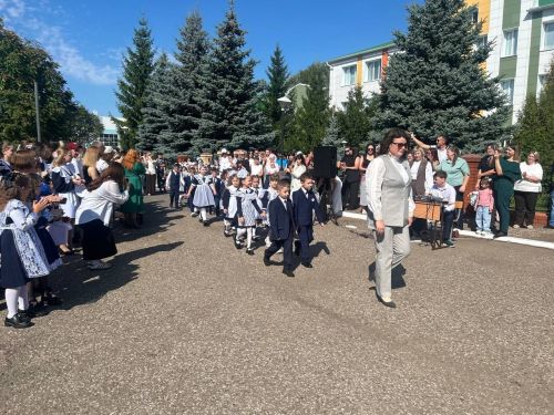 Торжественная линейка открыла новый учебный год в первой школе поселка