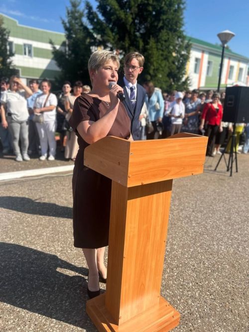 Торжественная линейка открыла новый учебный год в первой школе поселка