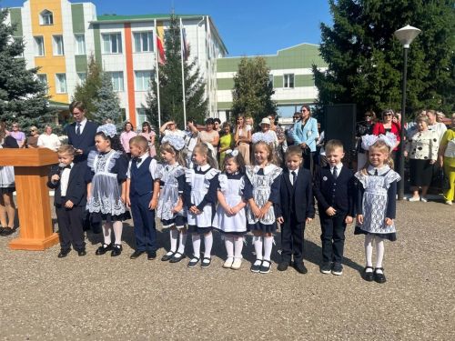 Торжественная линейка открыла новый учебный год в первой школе поселка