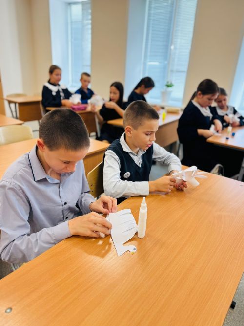 В Алексеевской первой школе отметили Международный день мира
