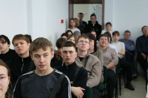 Встреча с героями: студенты Алексеевского колледжа поговорили о долге с ветеранами