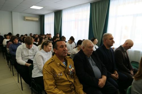 Встреча с героями: студенты Алексеевского колледжа поговорили о долге с ветеранами