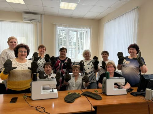 Тыл помогает фронту: рукавицы, сшитые с любовью, отправятся в зону СВО