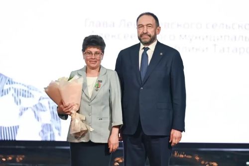 Уналты ел халыкка хезмәт итү: авыл җитәкчесе югары бүләккә лаек булды