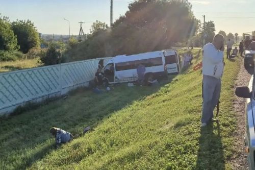 Автобус с пассажирами съехал в кювет в Алексеевском районе
