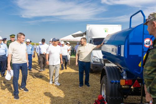 Рустам Минниханов оценил ход уборочной кампании в Алексеевском районе