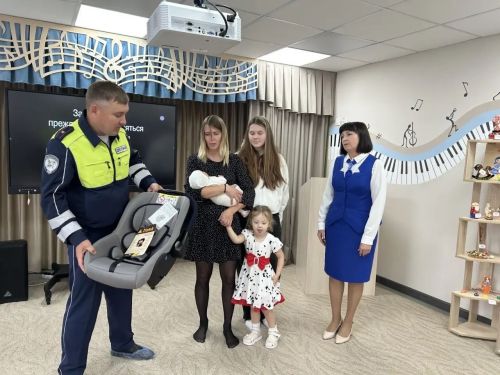 Многодетной семье из Алексеевского района вручили детское автокресло