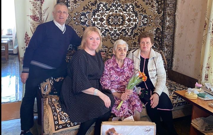 95 лет отметила ветерана труда, труженика тыла, жительница с. Сахаровка Алексеевского района