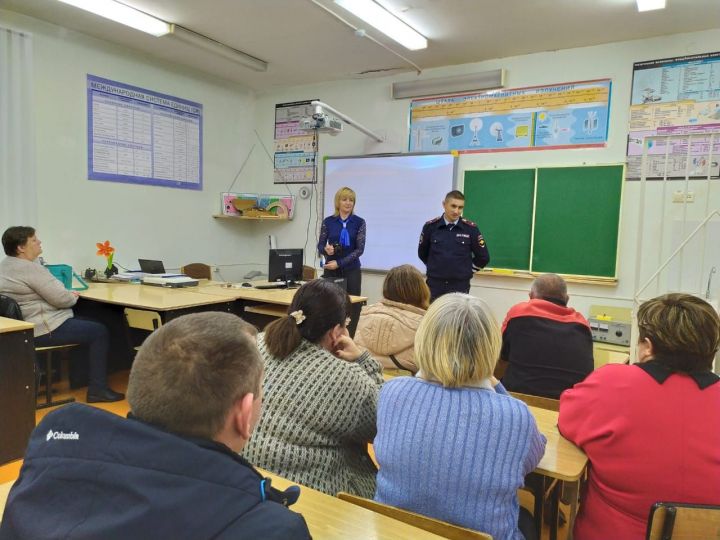 Сотрудники ГИБДД встретились с педагогами и родителями учащихся Сахаровской школы