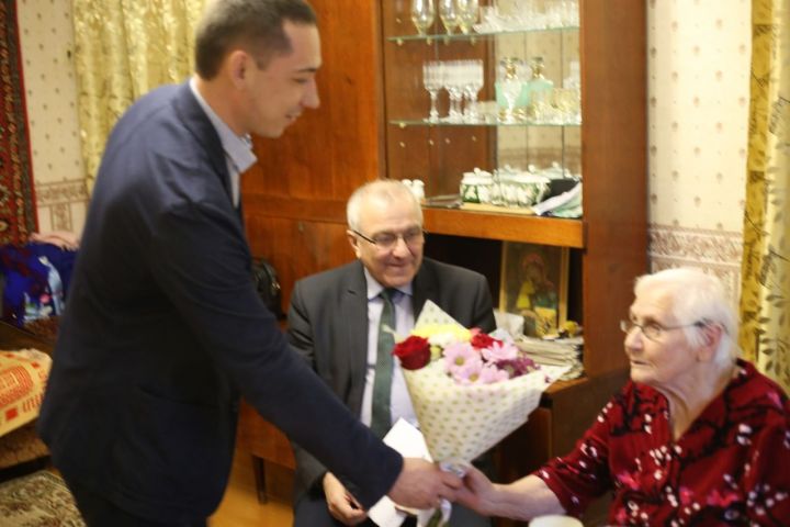 Алексеевскида гомер итүчене чәчәкләр, бүләкләр һәм Владимир Путин исеменнән открытка белән котладылар