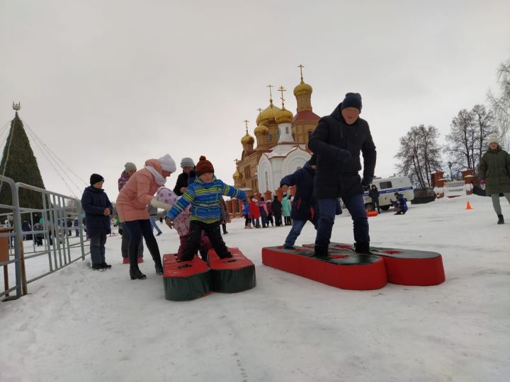 Большой Фоторепортаж: Новогоднее представление у центральной ёлки в Алексеевском