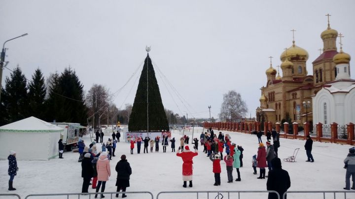 Большой Фоторепортаж: Новогоднее представление у центральной ёлки в Алексеевском