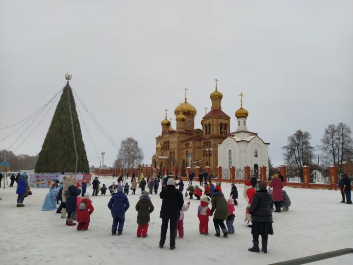 Большой Фоторепортаж: Новогоднее представление у центральной ёлки в Алексеевском