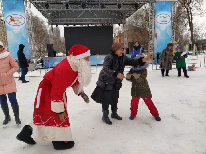 Большой Фоторепортаж: Новогоднее представление у центральной ёлки в Алексеевском