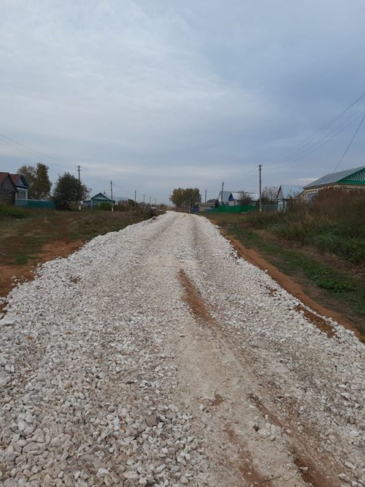 В  Среднетиганском сельском поселении проведено щебенение дороги