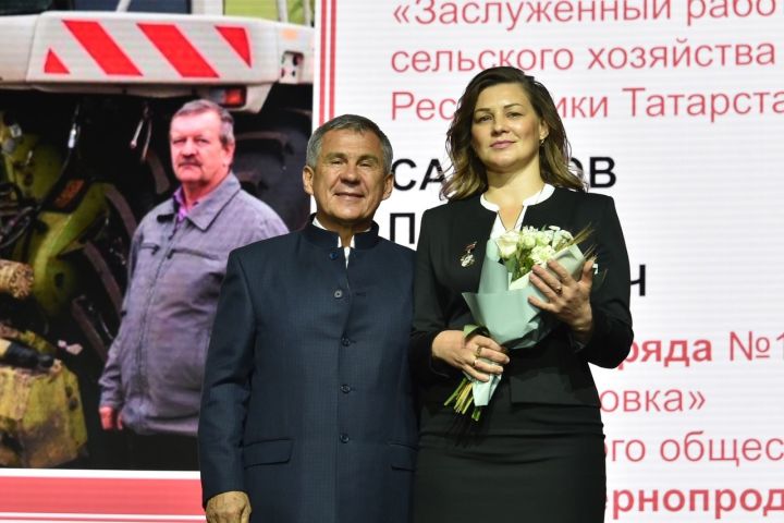 Президент Татарстана Рустам Минниханов наградил алексеевских фермеров