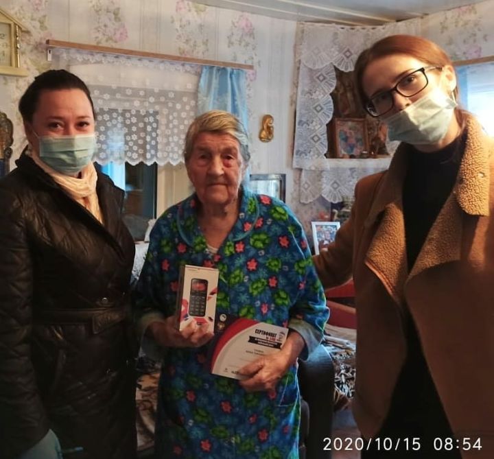 В Алексеевском ветеранам ВОВ подарили телефоны с бесплатной связью