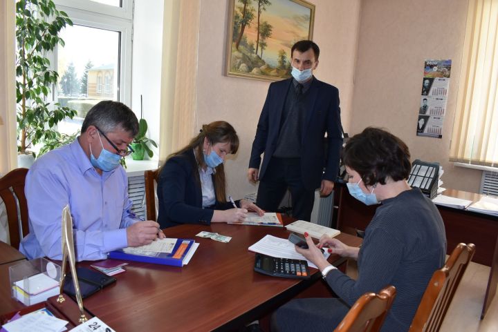 Глава района Сергей Демидов и руководитель исполнительного комитета Наиль Кадыров приняли участие в акции «Подари подписку»