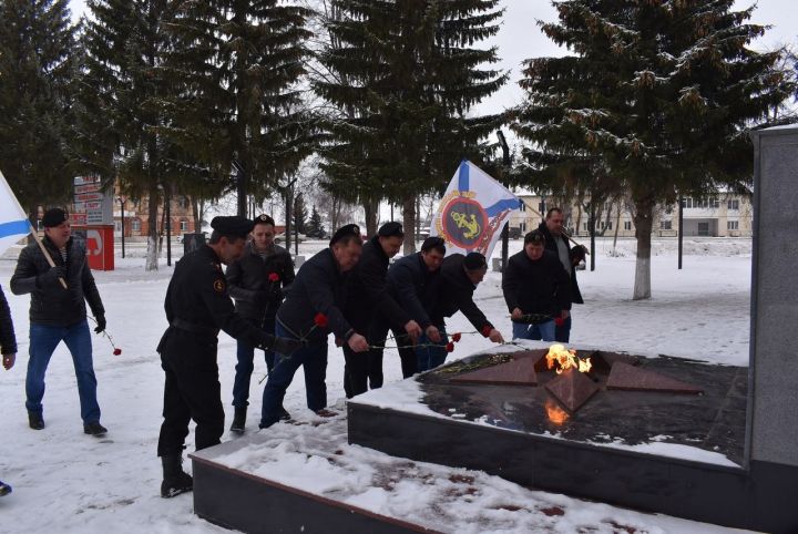 Алексеевские морские пехотинцы почтили память земляков, возложив цветы к монументу