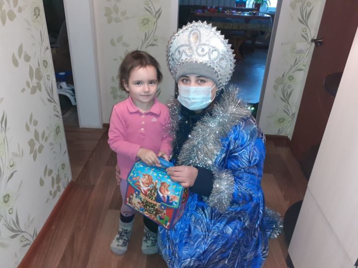 Фоторепортаж: В Алексеевском районе детям вручили сладкие подарки от Главы района
