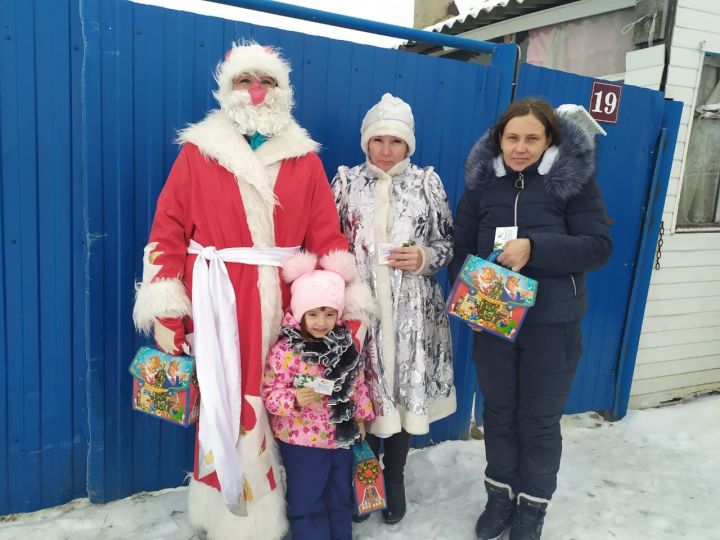 Фоторепортаж: В Алексеевском районе детям вручили сладкие подарки от Главы района