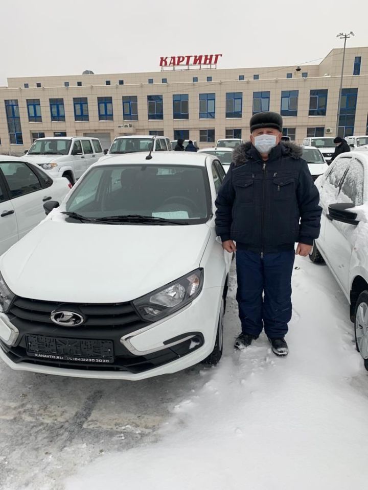 Рустам Минниханов передал сельским больницам новые автомобили