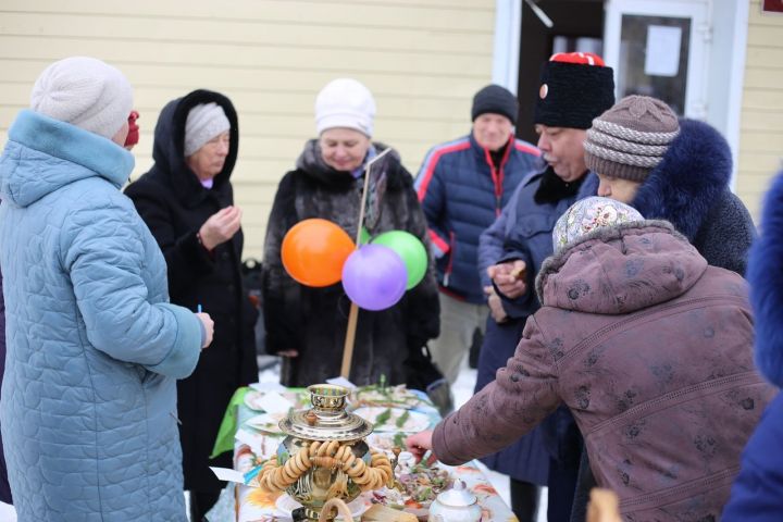 Фестиваль сала и метание валенок: в Куркуле прошли «Зимние забавы»