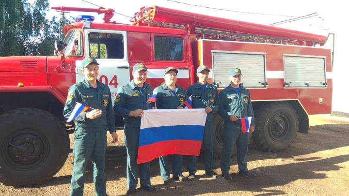 Рустам Минниханов вручил Алексеевским пожарным ключи от капитально отремонтированной машины