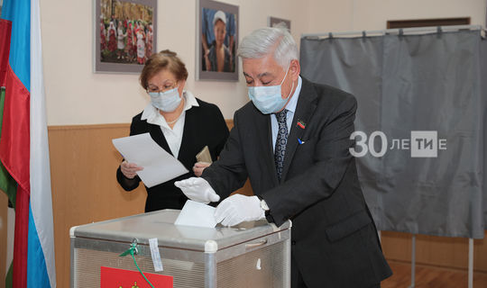 Председатель Госсовета РТ голосовал в маске и перчатках
