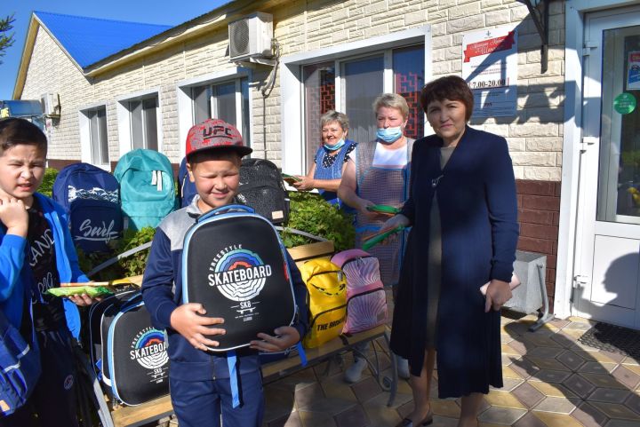 В Алексеевском районе будущим первоклассникам вручили школьные портфели