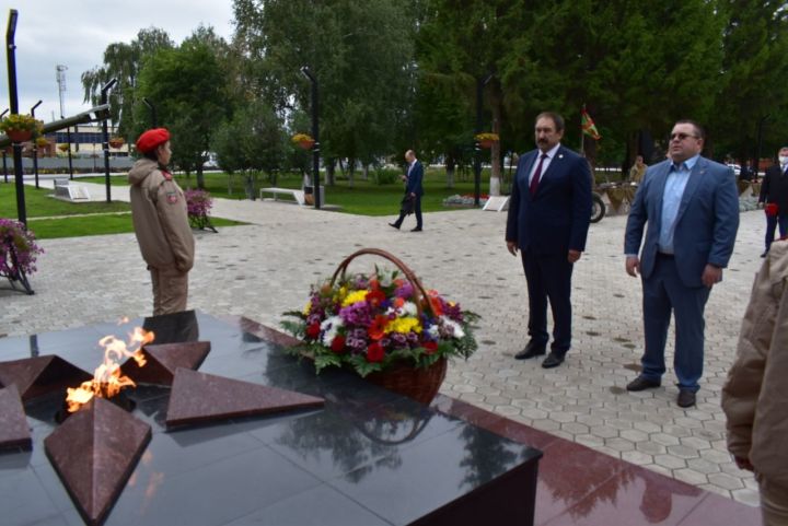 Премьер-министр РТ Алексей Песошин посетил отреставрированный Парк Победы в райцентре