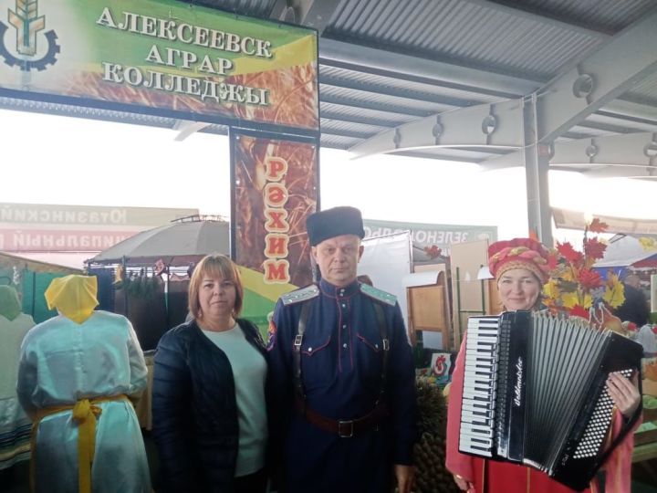 Сотрудники отдела образования представляют Алексеевский район на ярмарке в Казани