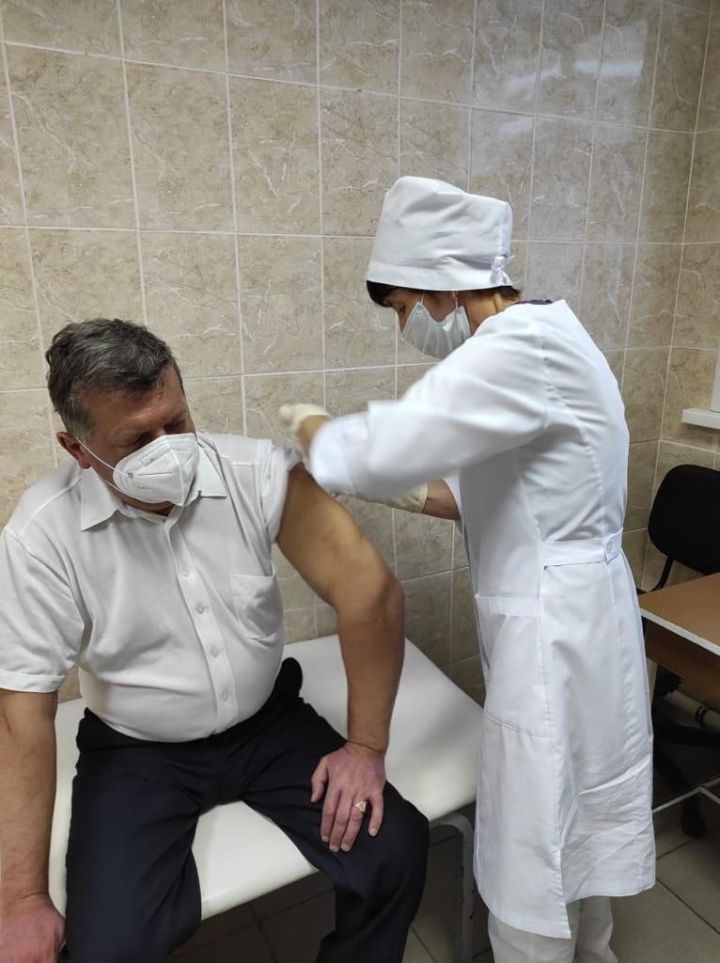 Врач-терапевт Николай Александрович Манушин сделал прививку "Спутник V"