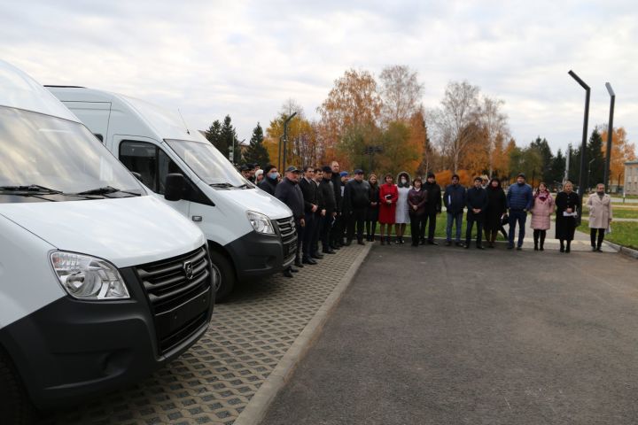 Глава Алексеевского района Сергей Демидов вручил ключи от новых автобусов
