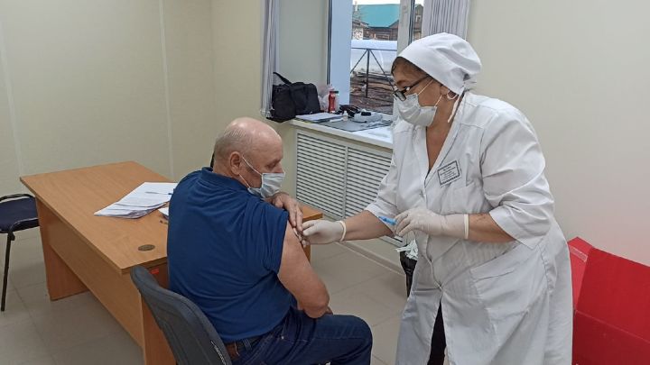 Видео: В Алексеевском продолжается доставка пожилых на вакцинацию