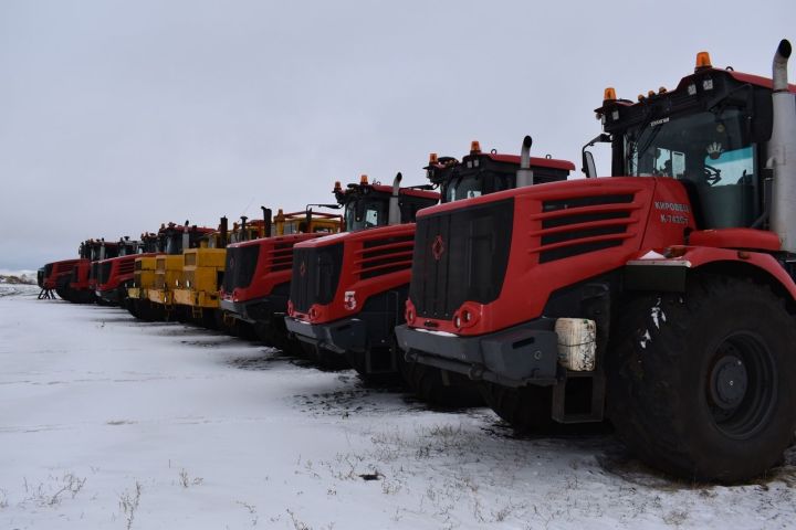Глава Алексеевского района оценил зимнее хранение сельскохозяйственной техники