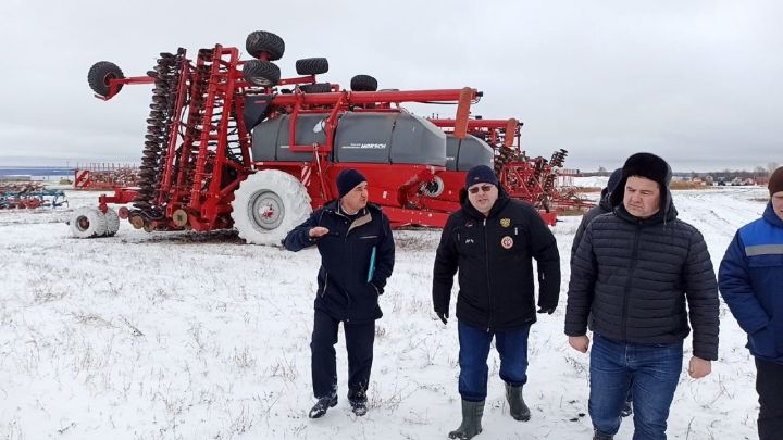 Глава Алексеевского района оценил зимнее хранение сельскохозяйственной техники