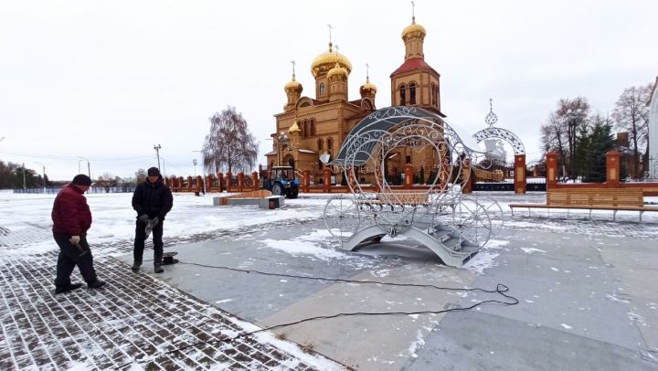 В Алексеевском приступили к установке новогодних украшений