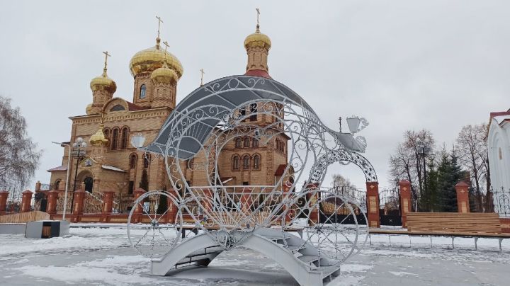В Алексеевском приступили к установке новогодних украшений