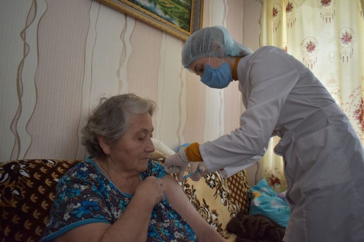 В Алексеевском продолжается вакцинация пожилых на дому