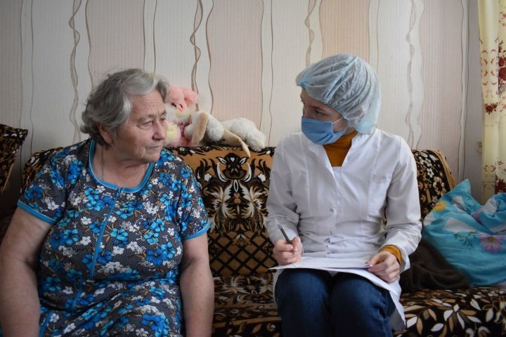 В Алексеевском продолжается вакцинация пожилых на дому