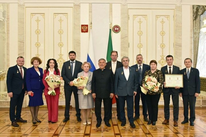 Рустам Минниханов вручил премии за вклад в развитие институтов гражданского общества