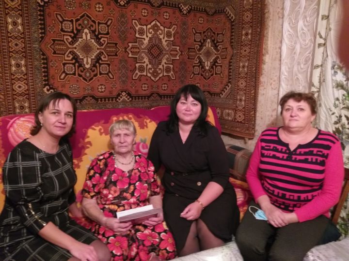 Девяностолетней жительнице Караваево вручили подарок от Главы Алексеевского района