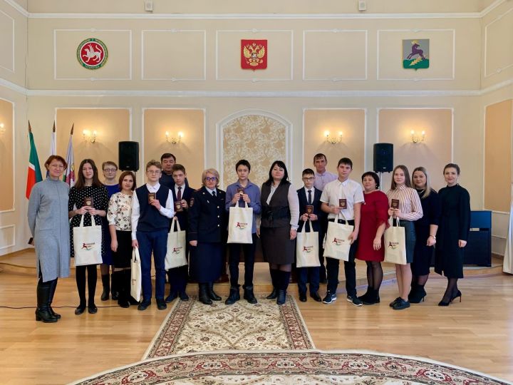 Семеро юных граждан Алексеевского района получили паспорта