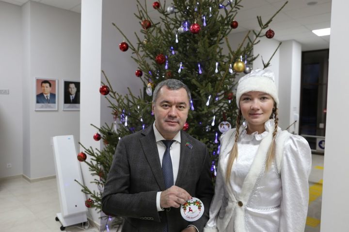 Глава Алексеевского района Сергей Демидов дал старт благотворительной акции «Ёлка желаний»