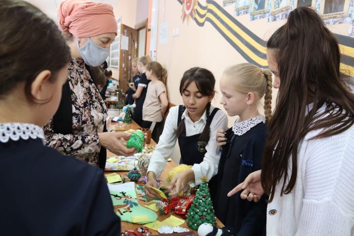 В преддверии новогодних праздников учащиеся и педагоги Алексеевской школы №2 организовали благотворительную ярмарку «Навстречу Новому году»